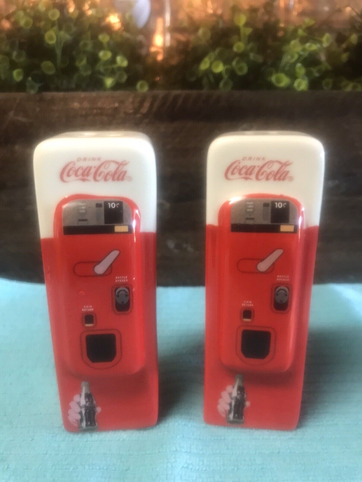 Coca-cola Coke Ceramic Vending Machine Collectible Salt Pepper Shaker Set - New